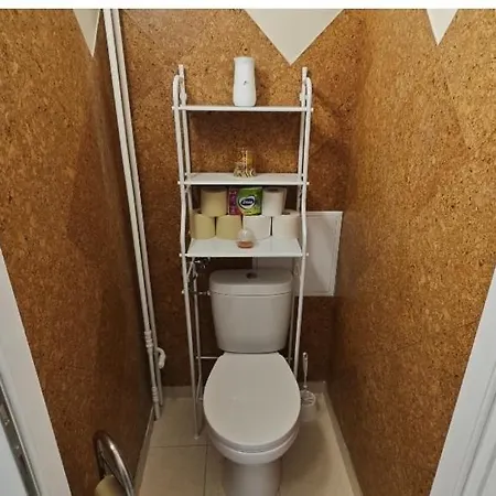 Derkovits Appartman Homestay